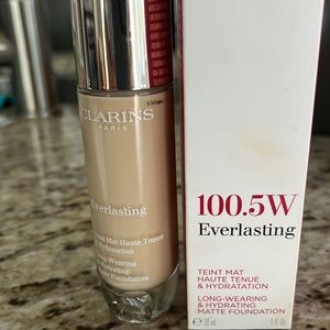 Clarins long wearing and hydrating matte foundation